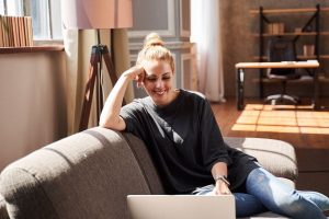 Kobieta podczas psychoterapii online prowadzonej przez Łódzką psycholog Wiolettę Kucharek