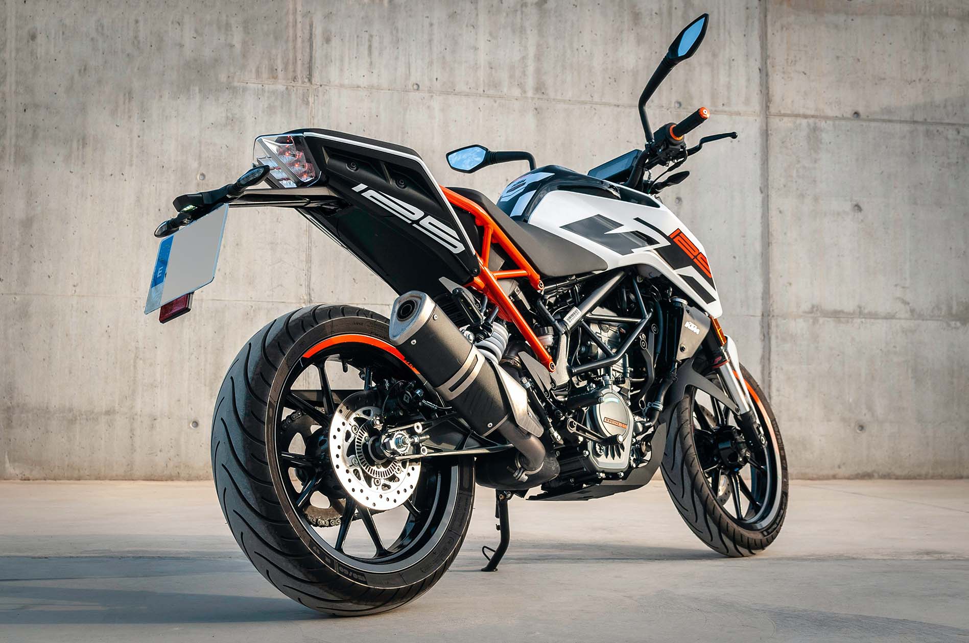 motocykl na tle betonowej sciany