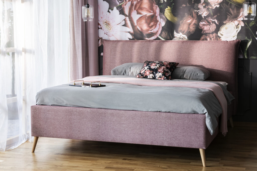 Sypialnia z różowym łóżkiem