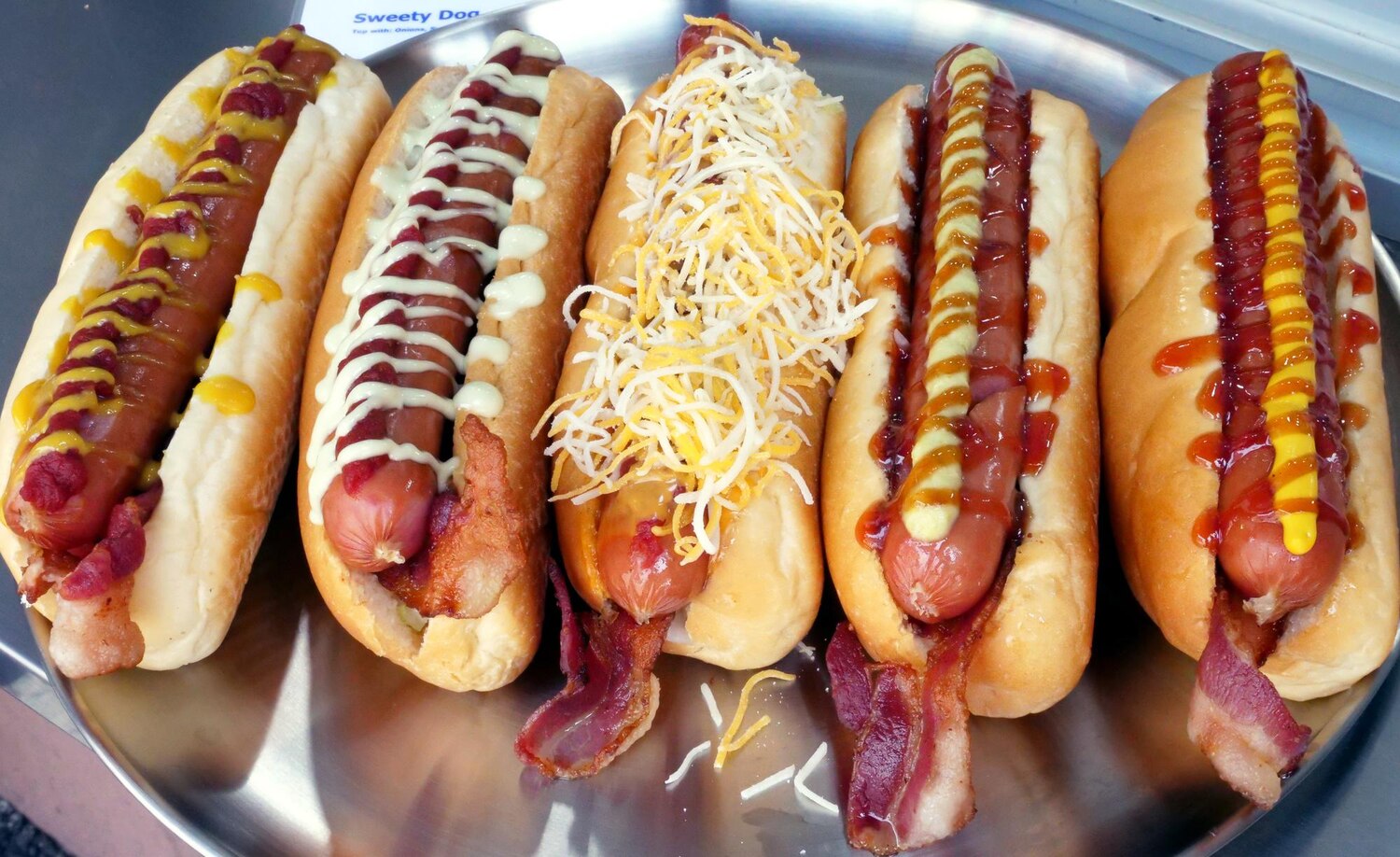 Maszyna do hot dogów w małej gastronomii - jak zwiększyć obroty dzięki szybkim przekąskom?