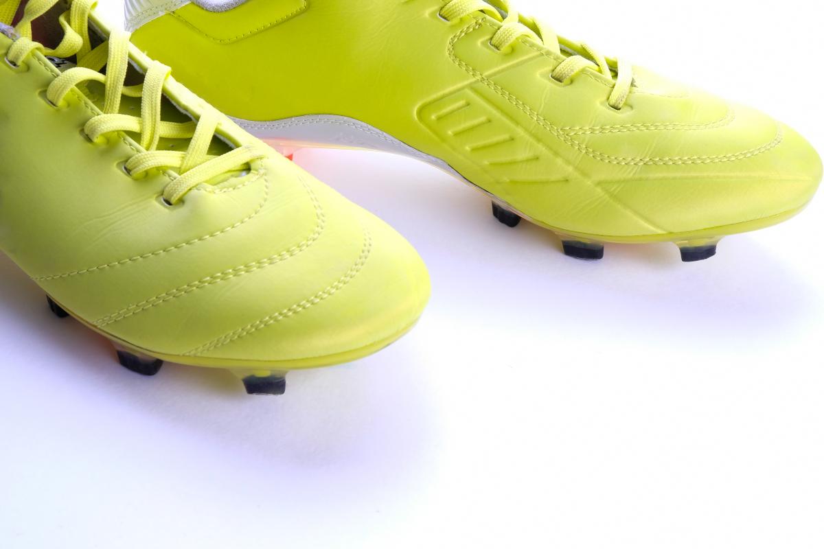 Rodzaje butów do piłki nożnej - jak wybrać w zależności od nawierzchni?